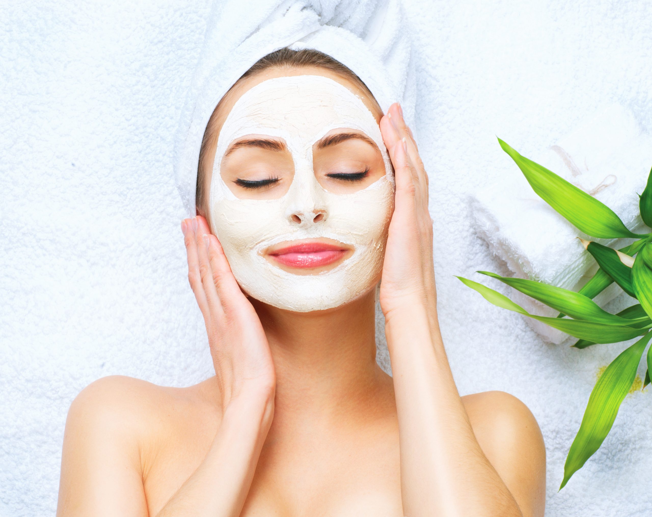 İzmir Alsancak’ta Dermatolog Dr. Sedef Demirer kliniğinde uygulanan profesyonel cilt bakımı