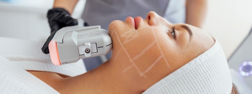 HIFU in Izmir zur Beurteilung von Hauterschlaffung, Ziel-Gewebetiefe und Sicherheit bei fokussiertem Ultraschall